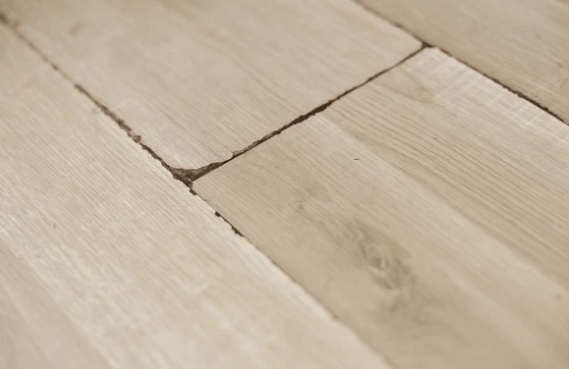 Scheurende houten vloer door vocht