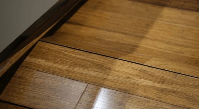Loslaten houten parket door waterlekkage